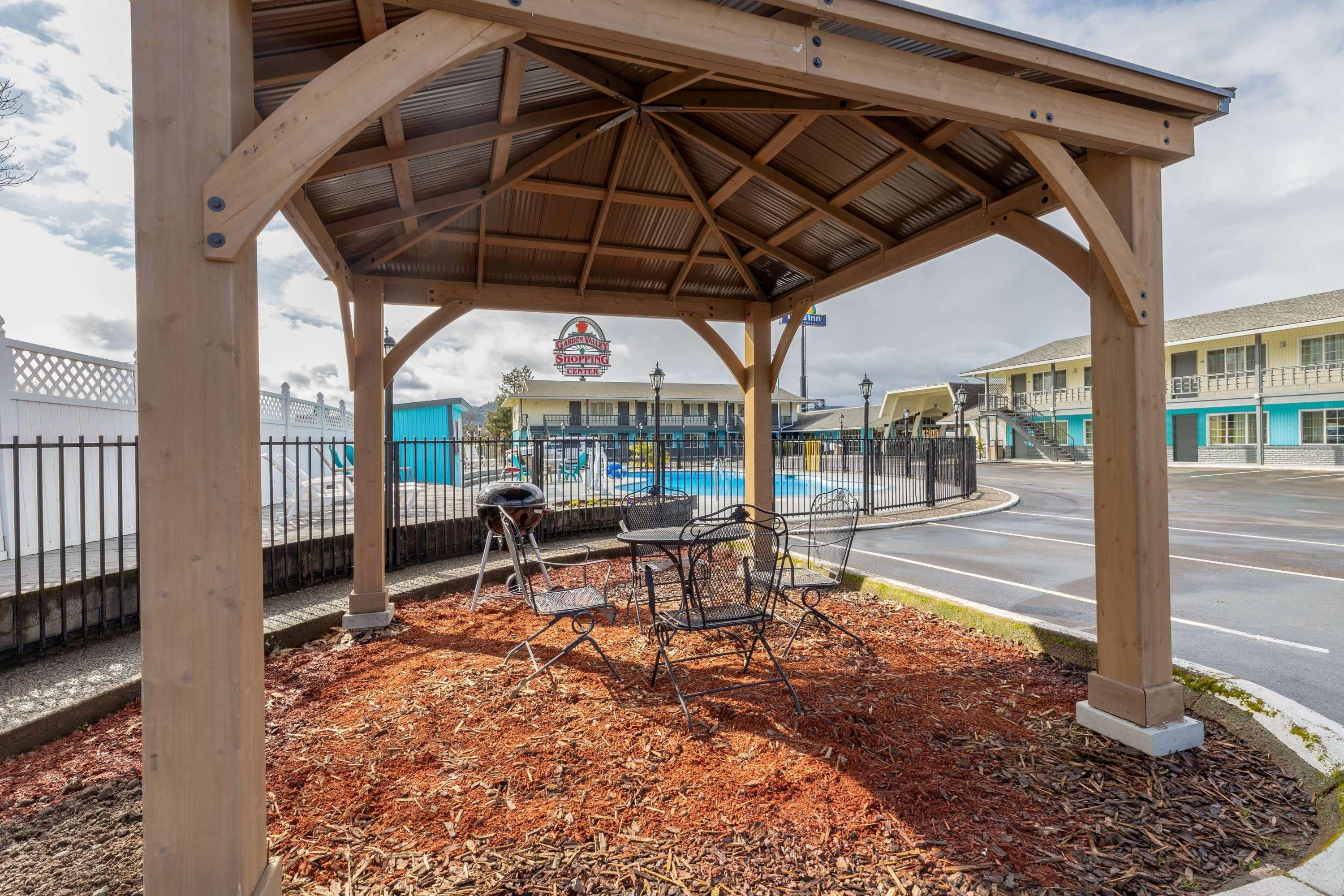 Days Inn by Wyndham Roseburg Bagian luar foto
