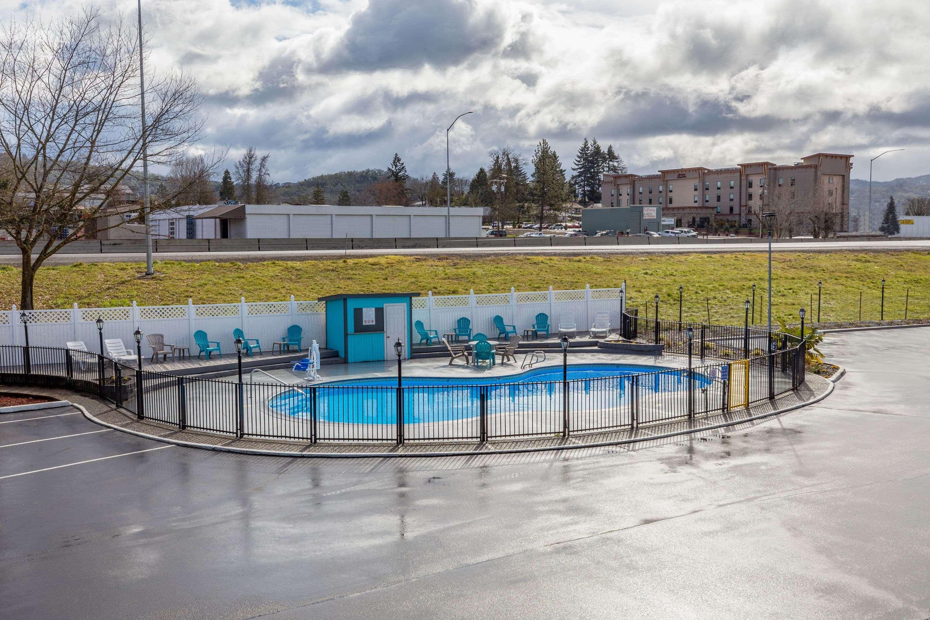 Days Inn by Wyndham Roseburg Bagian luar foto