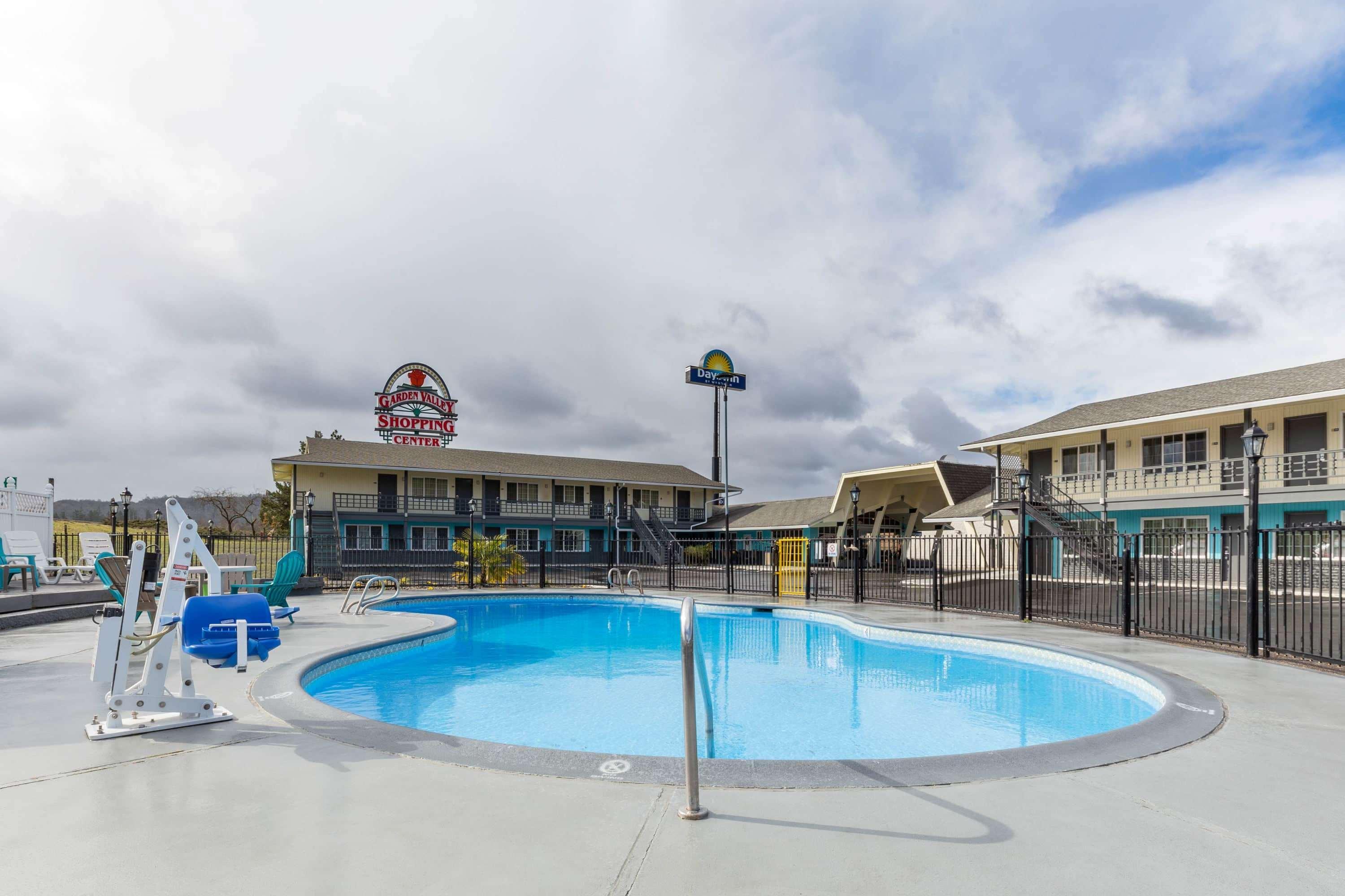 Days Inn by Wyndham Roseburg Bagian luar foto