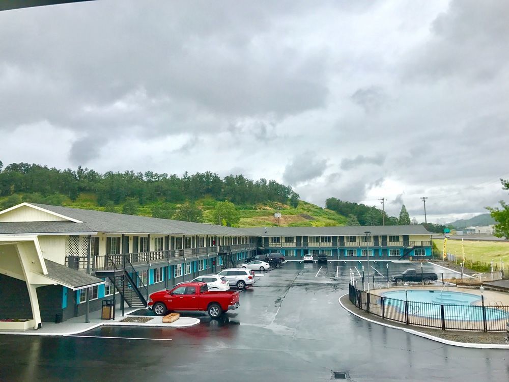 Days Inn by Wyndham Roseburg Bagian luar foto