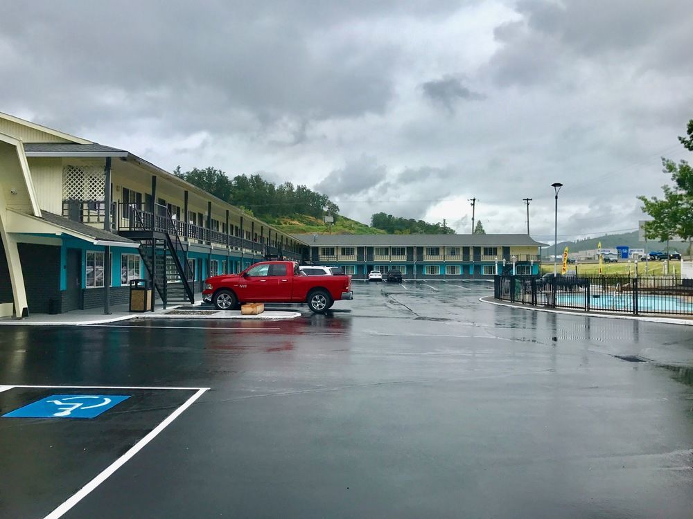 Days Inn by Wyndham Roseburg Bagian luar foto