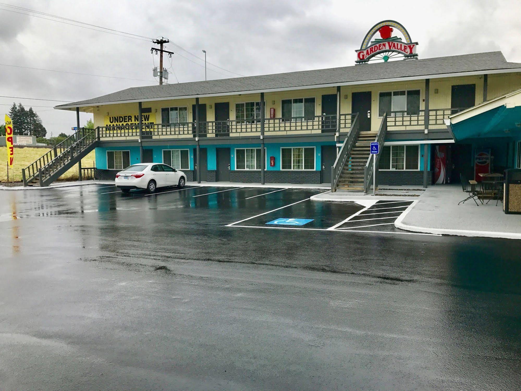 Days Inn by Wyndham Roseburg Bagian luar foto