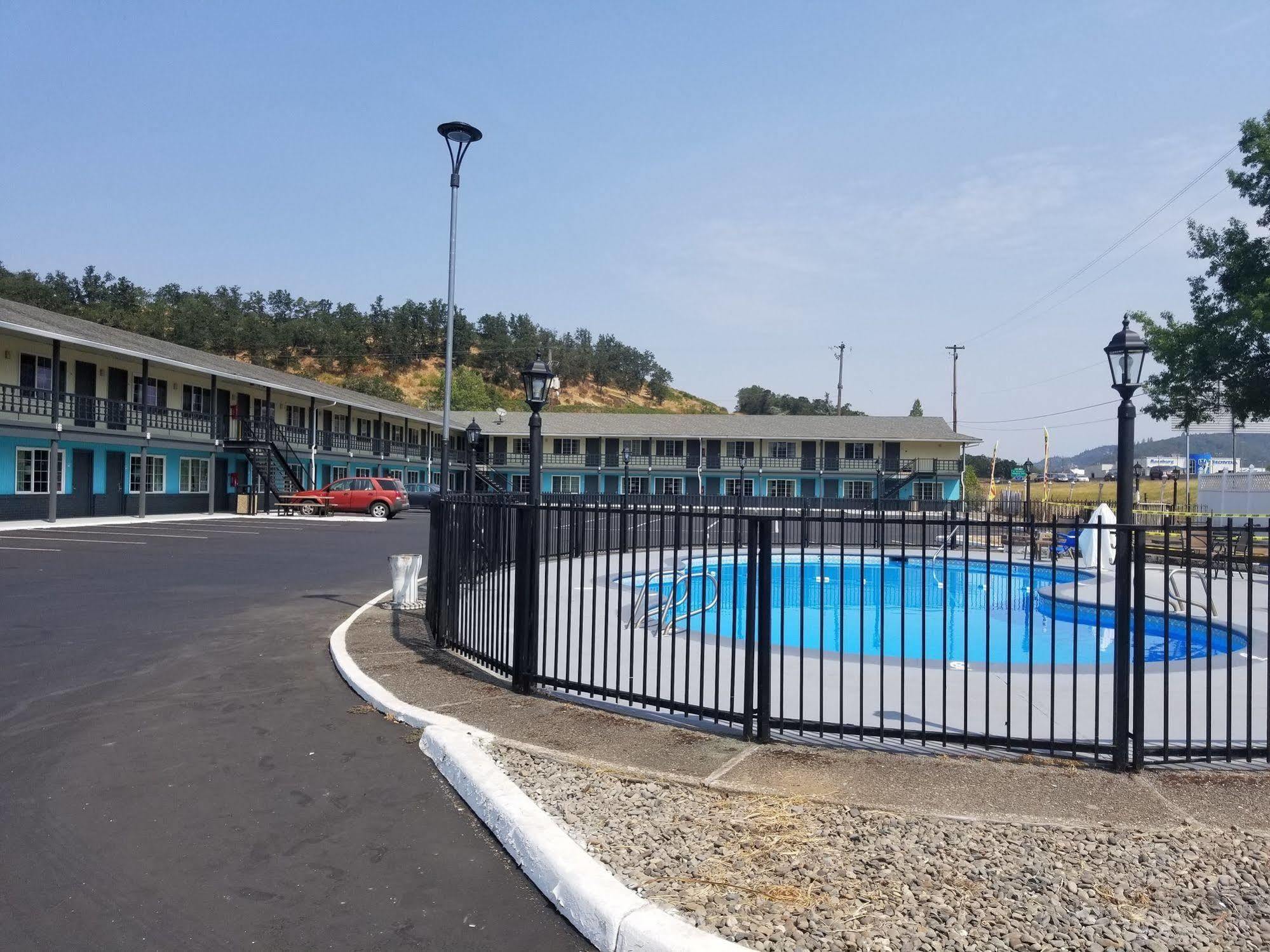 Days Inn by Wyndham Roseburg Bagian luar foto
