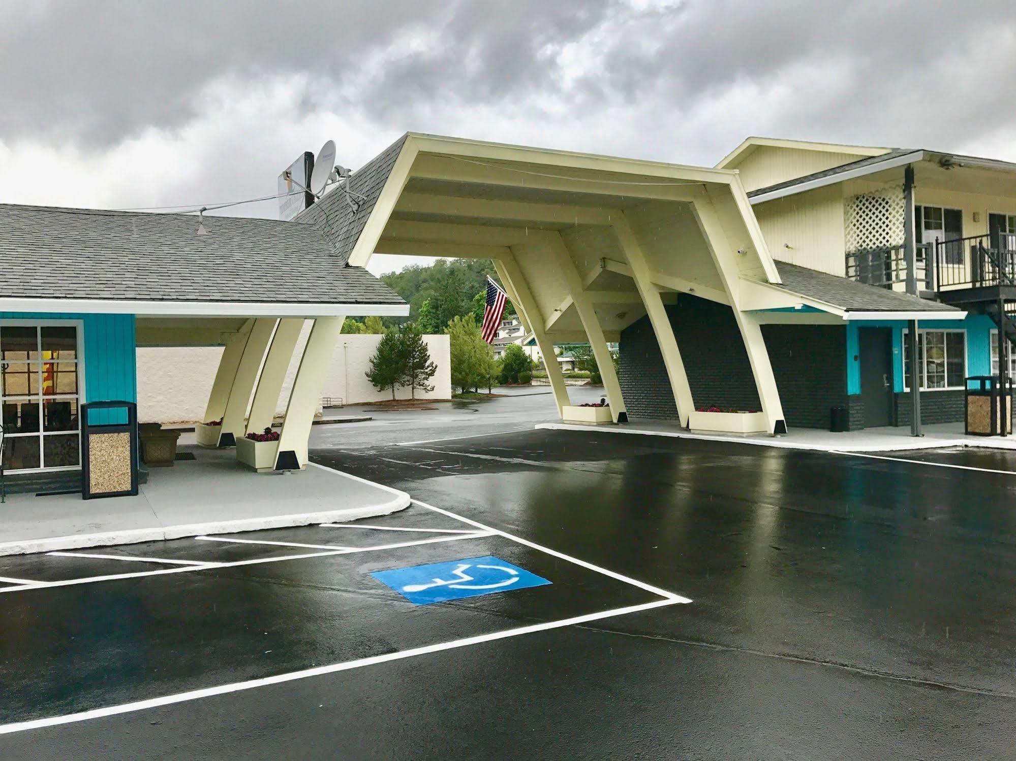 Days Inn by Wyndham Roseburg Bagian luar foto