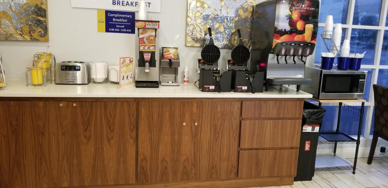 Days Inn by Wyndham Roseburg Bagian luar foto