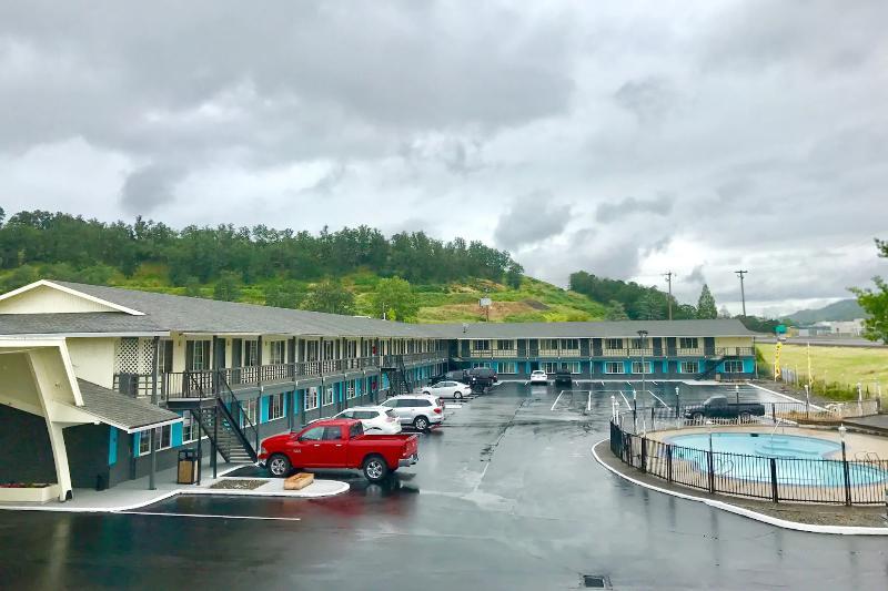 Days Inn by Wyndham Roseburg Bagian luar foto